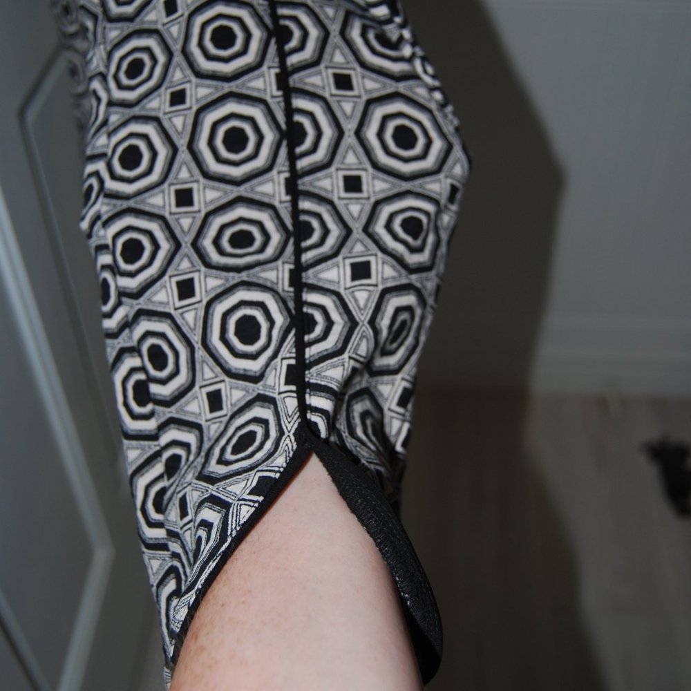 Joseph Ribkoff printed capri pants - Picture 5 of 6